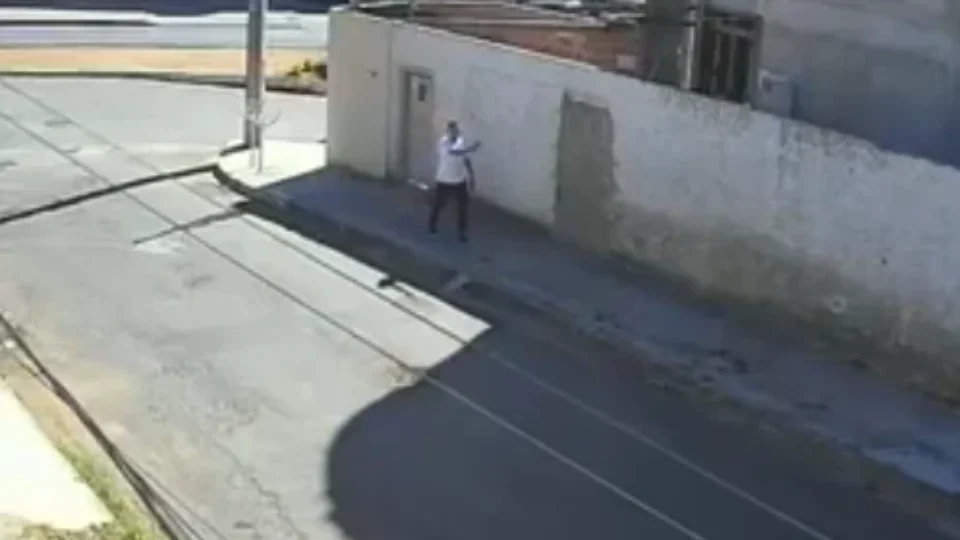 Policial efetua disparos em rua após sair de igreja em MG