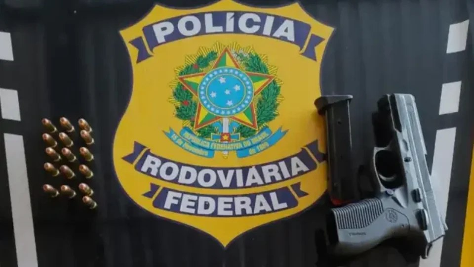 Homem sequestra ex-companheira, descumpre medida protetiva e acaba preso após vítima fugir em pedágio de MG