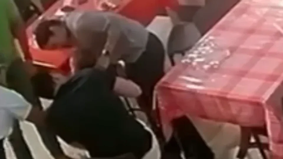 Bombeiro de folga salva criança engasgada durante almoço em restaurante