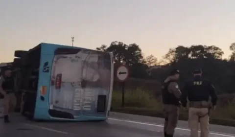 Ônibus tomba na BR-040 e deixa 21 feridos na Grande BH