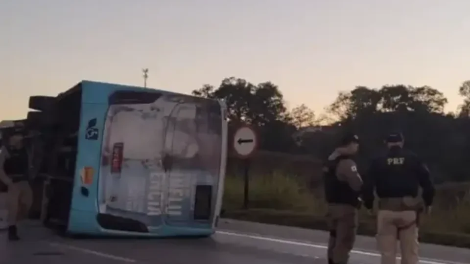 Ônibus tomba na BR-040 e deixa 21 feridos na Grande BH
