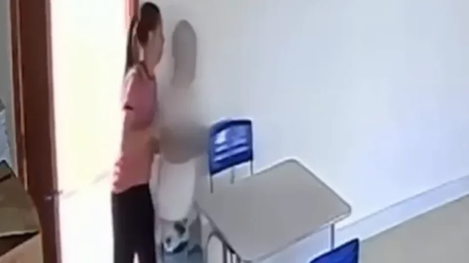 Diretora é exonerada após agredir criança dentro de escola em MG; veja o video