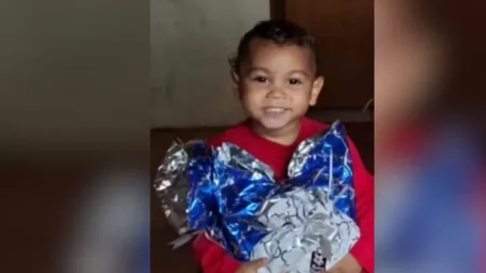 Menino de 3 anos morre após agressões; pai diz à polícia que espancou filho por falta de “bom dia”