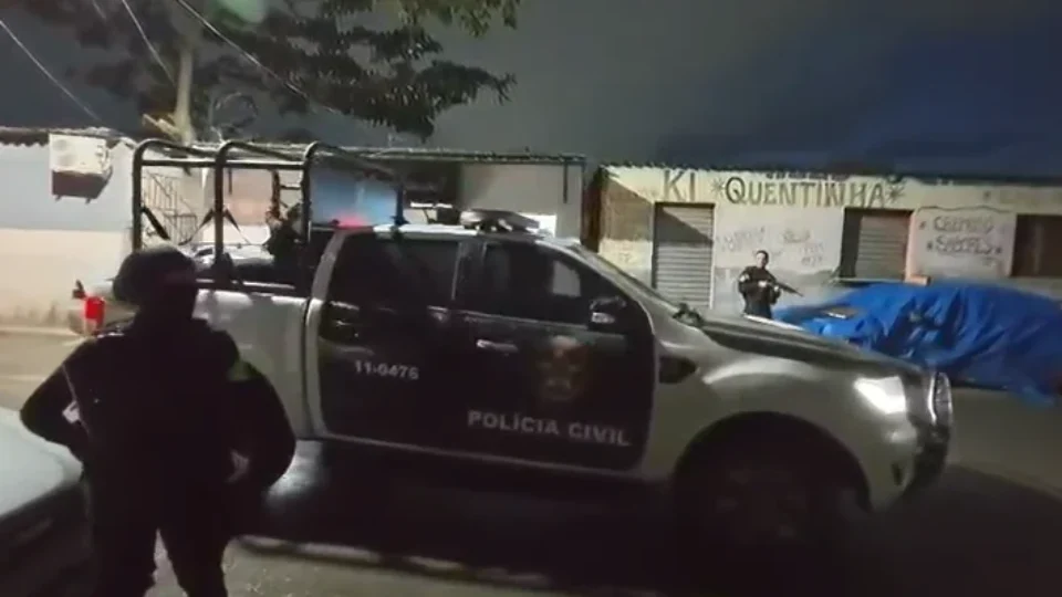Operação Contenção mira avanço do Comando Vermelho em Jacarepaguá e cumpre mandados em comunidades do Rio