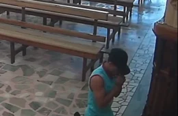 Vídeo mostra furto em cofre de igreja e suspeito foge por pouco antes de ser detido por fiéis