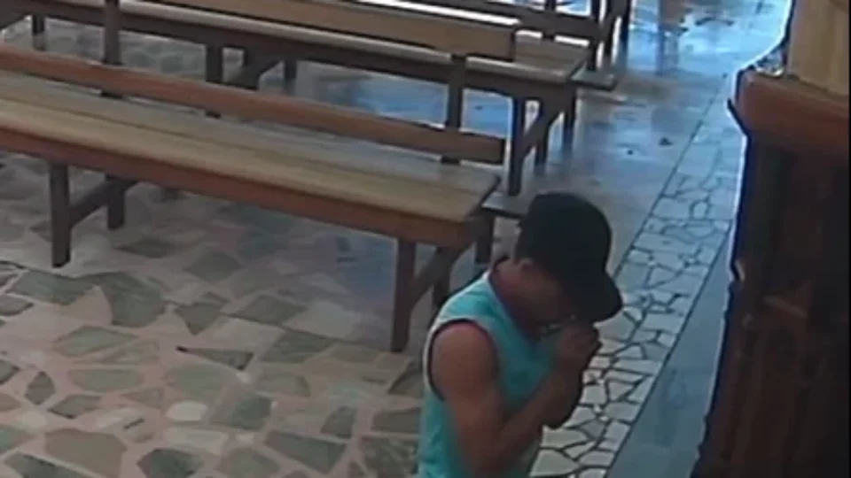Vídeo mostra furto em cofre de igreja e suspeito foge por pouco antes de ser detido por fiéis