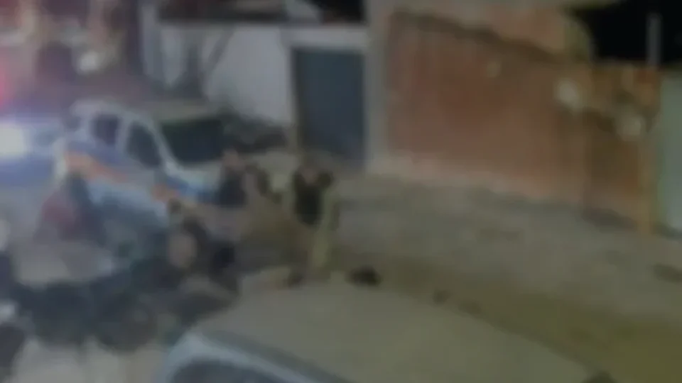 Abordagem da PM termina em confusão, denúncias de agressão e tumulto em MG