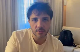 ‘Proposta idiota’: Renan Santos critica celular gratuito de Flávio Bolsonaro e chama medida de ‘populismo à moda de Lula’