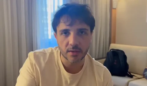 ‘Proposta idiota’: Renan Santos critica celular gratuito de Flávio Bolsonaro e chama medida de ‘populismo à moda de Lula’