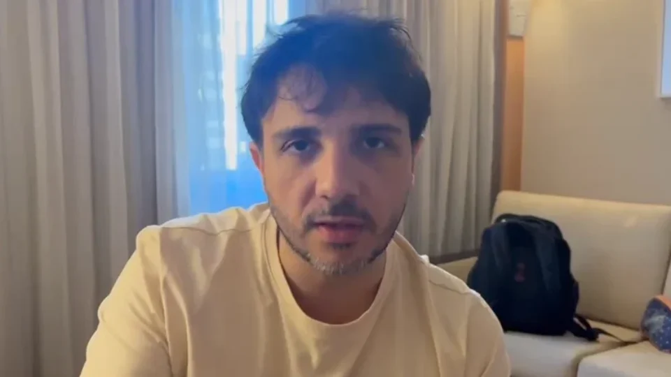 ‘Proposta idiota’: Renan Santos critica celular gratuito de Flávio Bolsonaro e chama medida de ‘populismo à moda de Lula’