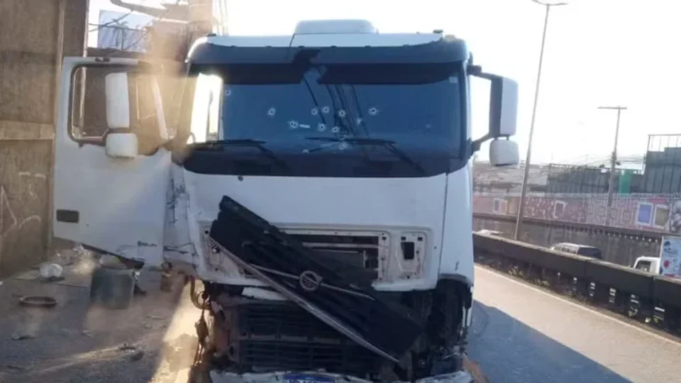 Caminhoneiro bate em sete veículos, foge da polícia e termina ferido em MG