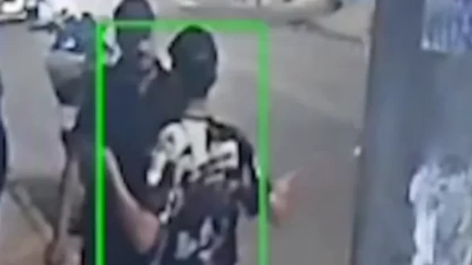 Homem é executado em ponto de ônibus na Grande SP