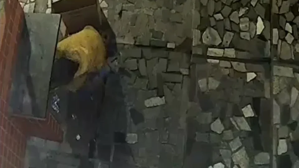 Vídeo mostra homem furtando hidrômetro em BH; empresária tem prejuízo de R$ 2 mil
