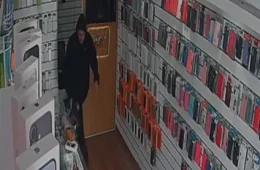 Vídeo mostra assalto relâmpago a loja de celulares; criminosos levam mais de R$ 19 mil em produtos