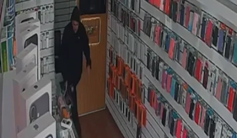 Vídeo mostra assalto relâmpago a loja de celulares; criminosos levam mais de R$ 19 mil em produtos