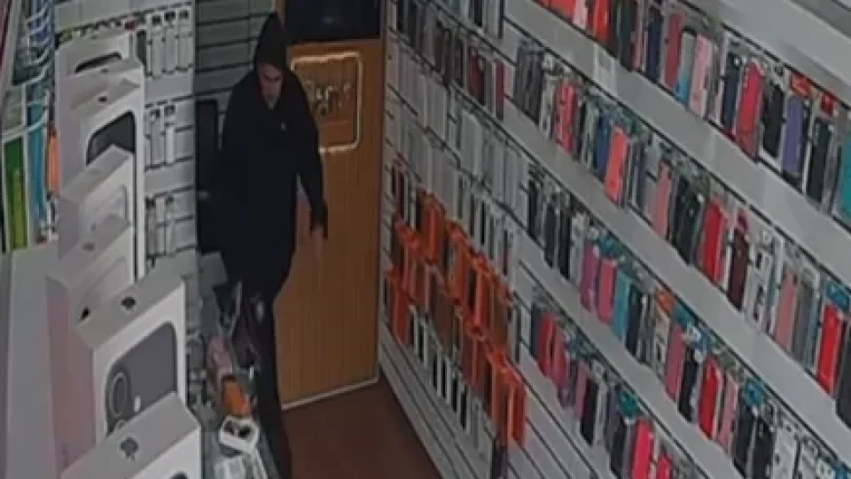 Vídeo mostra assalto relâmpago a loja de celulares; criminosos levam mais de R$ 19 mil em produtos
