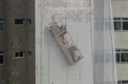 Operários ficam pendurados em prédio após acidente com andaime em Fortaleza; vídeo mostra momento do resgate