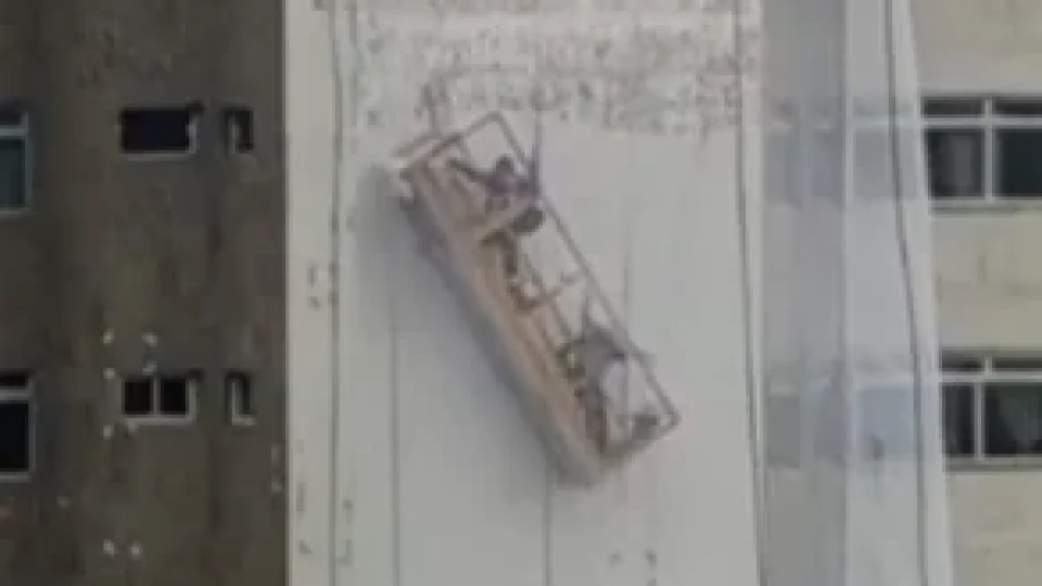 Operários ficam pendurados em prédio após acidente com andaime em Fortaleza; vídeo mostra momento do resgate