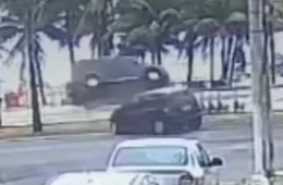 Carro capota, invade calçadão e só para na areia da praia no litoral de São Paulo