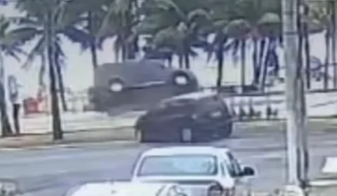 Carro capota, invade calçadão e só para na areia da praia no litoral de São Paulo