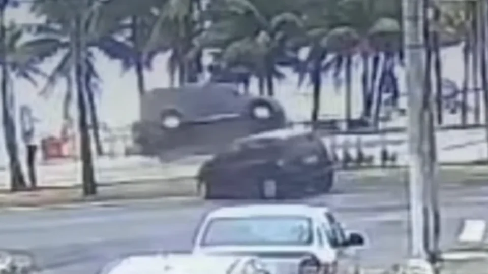 Carro capota, invade calçadão e só para na areia da praia no litoral de São Paulo