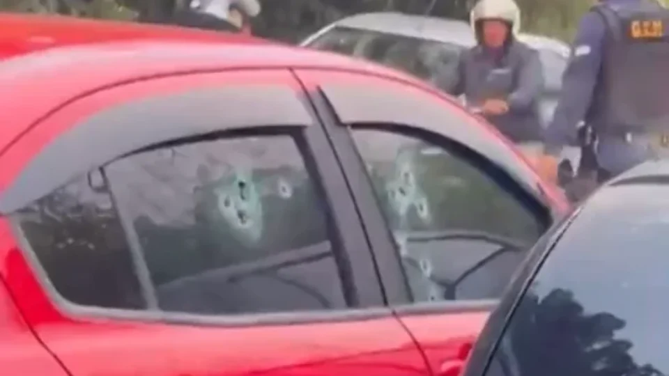 Homem morre e criança de 10 anos é baleada em Cotia, na Grande SP