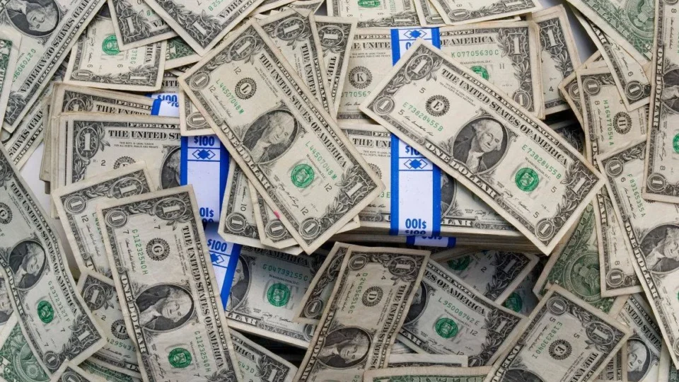 Dólar despenca no mundo após ‘jogada’ suspeita do Japão; saiba se o Real será afetado