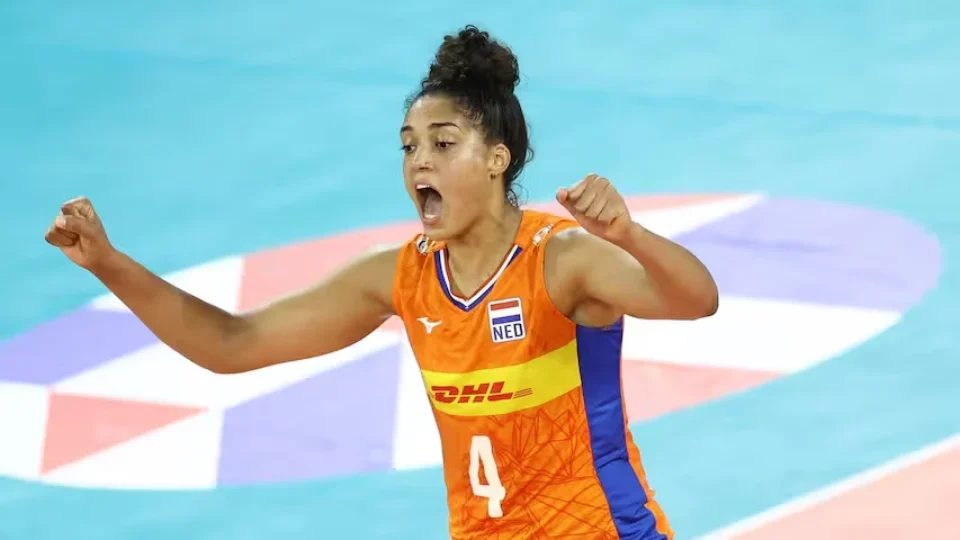 Celeste Plak anuncia aposentadoria do vôlei aos 30 anos