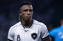 Palmeiras tenta repatriar Danilo e pode envolver Naves em negociação