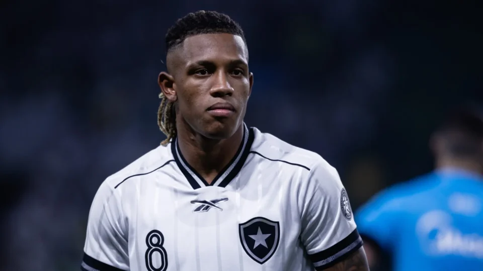 Palmeiras tenta repatriar Danilo e pode envolver Naves em negociação