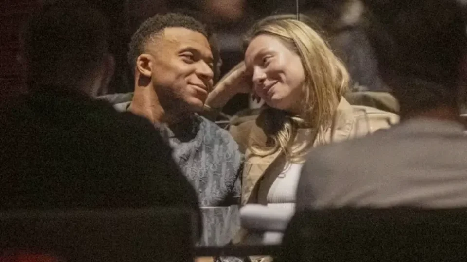 Ester Expósito vira centro dos holofotes com namoro especulado com Mbappé e debate sobre liberdade feminina