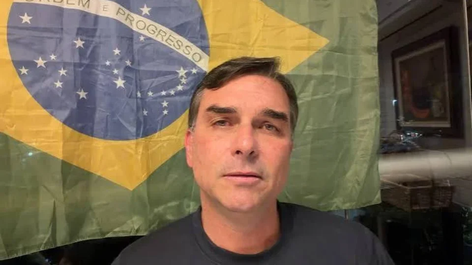 Flávio Bolsonaro reage à decisão de Moraes e diz ter sido pego de surpresa; entenda o que aconteceu