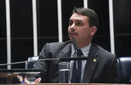 Flávio Bolsonaro busca reverter tarifaço dos EUA em meio a pressão política
