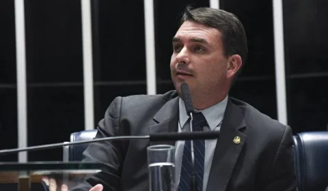 Flávio Bolsonaro aciona conselho contra promotora que tentou barrar oração em evento civil no Rio