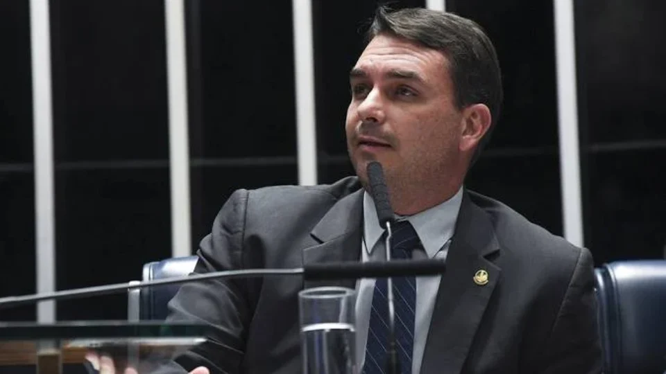 Flávio Bolsonaro busca reverter tarifaço dos EUA em meio a pressão política