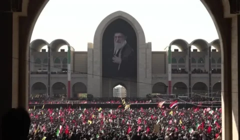 Funeral de Khamenei acirra tensão no Irã e expõe choque global