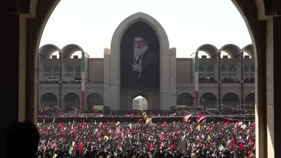 Funeral de Khamenei acirra tensão no Irã e expõe choque global