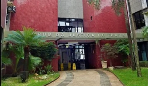 Justiça anula justa causa após funcionário ser demitido por trabalhar 4 minutos a mais