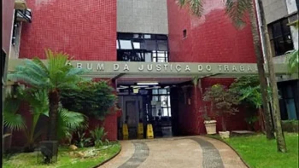 Justiça anula justa causa após funcionário ser demitido por trabalhar 4 minutos a mais