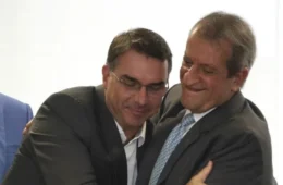 Flávio Bolsonaro defende Valdemar e acusa Polícia Federal de ‘atuação seletiva’ após decisão do STF