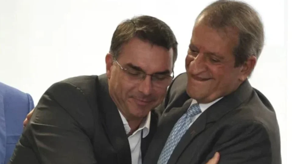 Flávio Bolsonaro defende Valdemar e acusa Polícia Federal de ‘atuação seletiva’ após decisão do STF