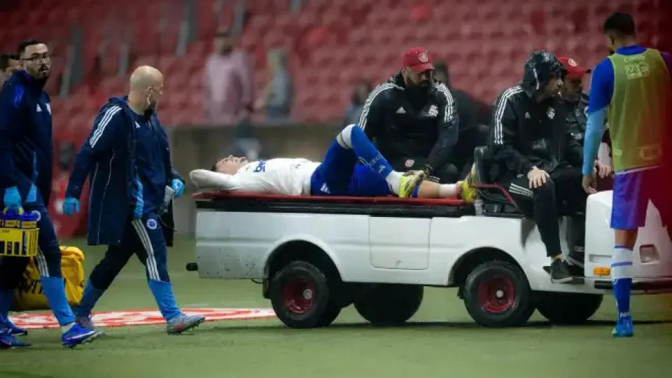 Cruzeiro: exames confirmam fratura de Gabriel Pec após entrada violenta na estreia