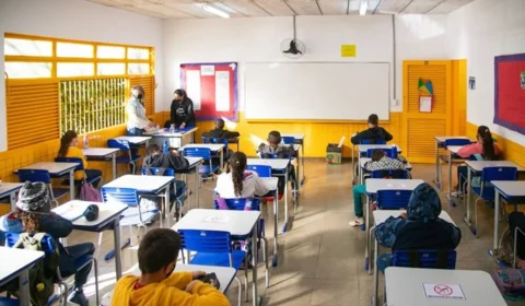 O Governo do Distrito Federal nomeia 700 professores e destrava abono de permanência