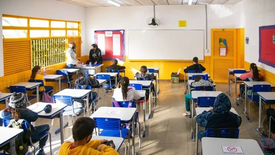 O Governo do Distrito Federal nomeia 700 professores e destrava abono de permanência