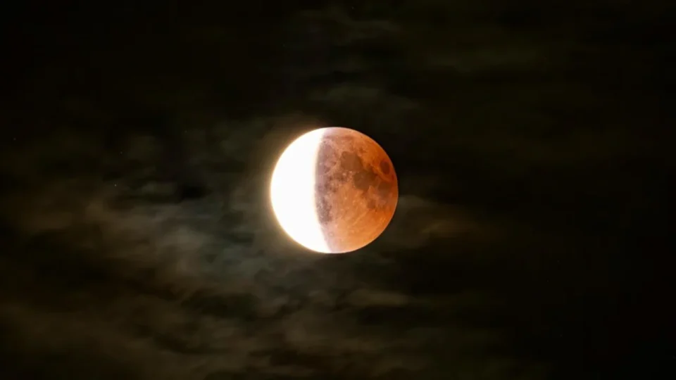 Eclipse lunar no Brasil: veja quando e como observar em agosto