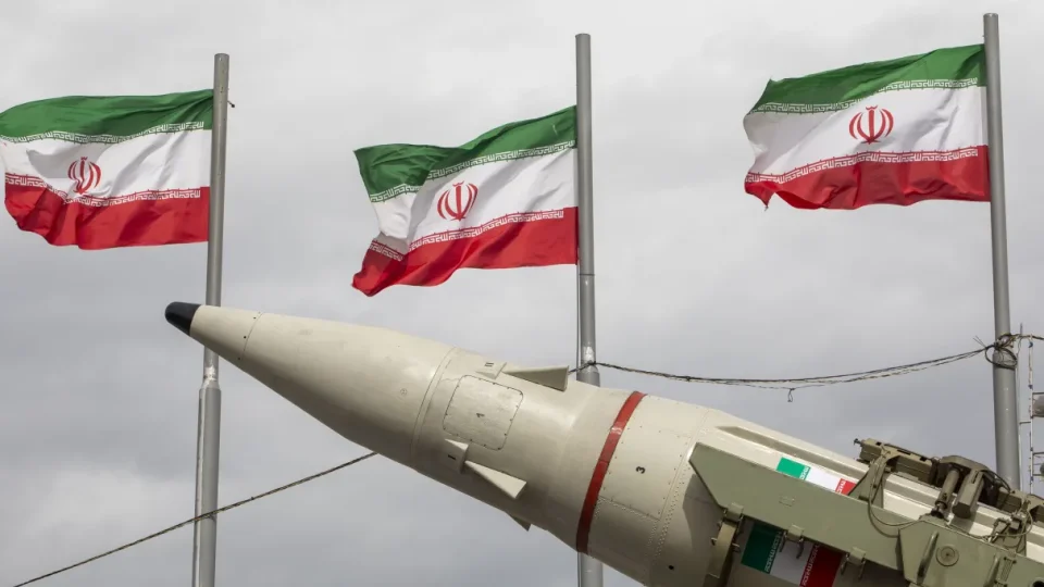 Irã ameaça matar soldado dos EUA para cada iraniano morto e Trump promete resposta maior