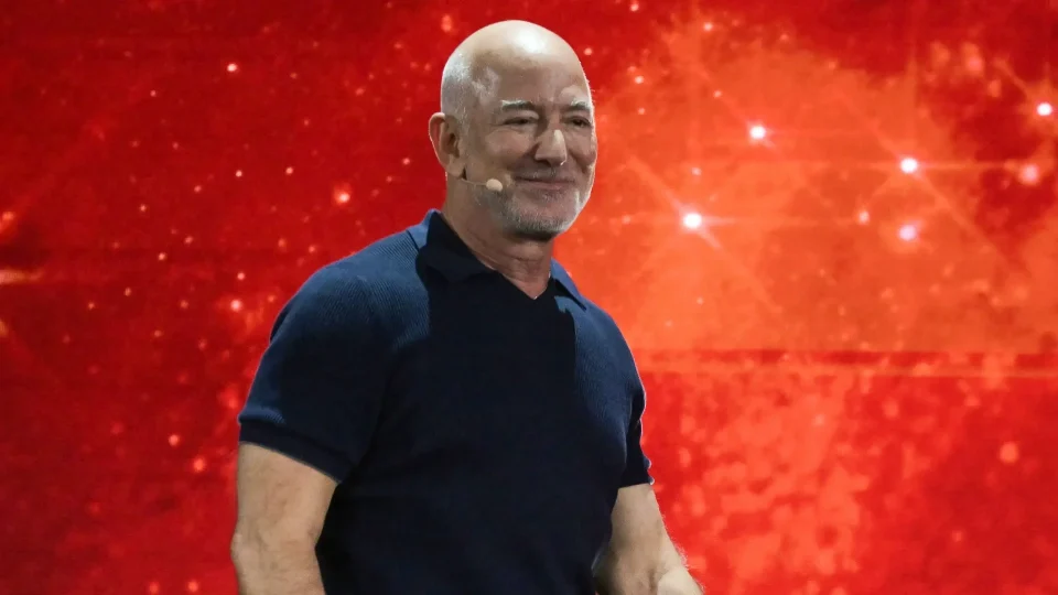 Jeff Bezos no Liverpool? Fundador da Amazon estuda investimento bilionário
