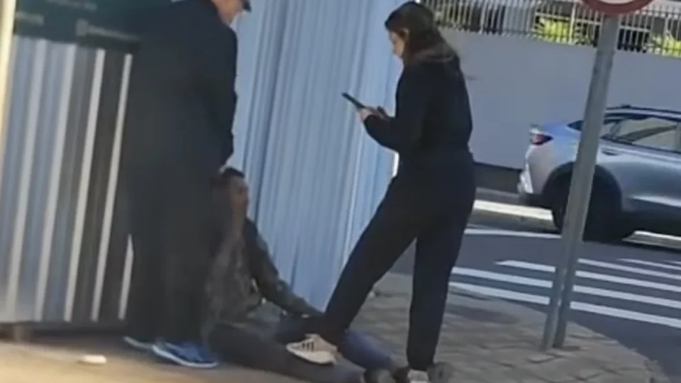 “Você roubou minha loja”: vídeo mostra momento em que comerciante reconhece homem que teria assaltado sua loja