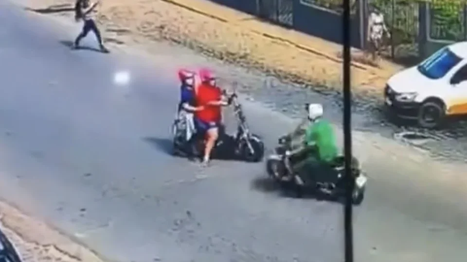 Motociclista fica a centímetros de acidente grave em Minas Gerais