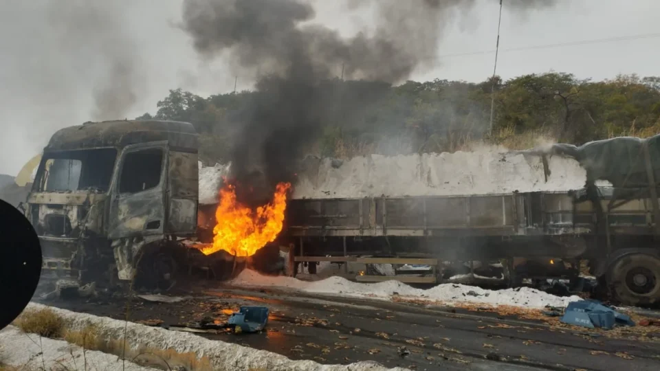 Caminhoneiro morre carbonizado após grave acidente na BR-251